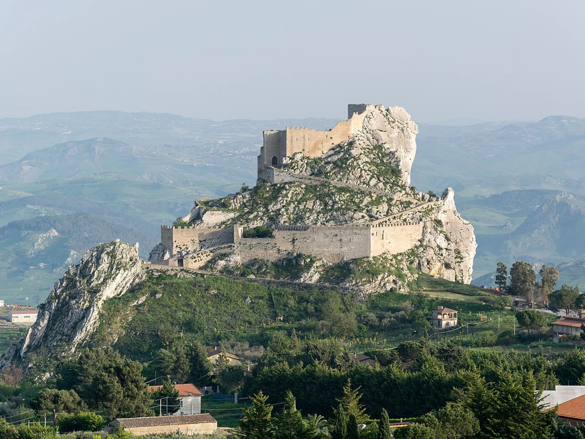 1280px_castello_di_mussomeli_1 1280px_castello_di_mussomeli_1